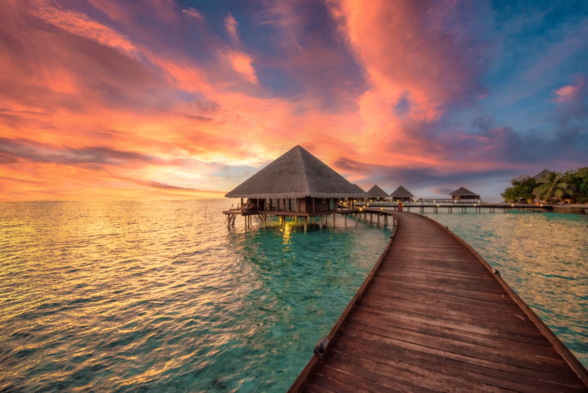 Villas sur pilotis au coucher du soleil, lagon turquoise