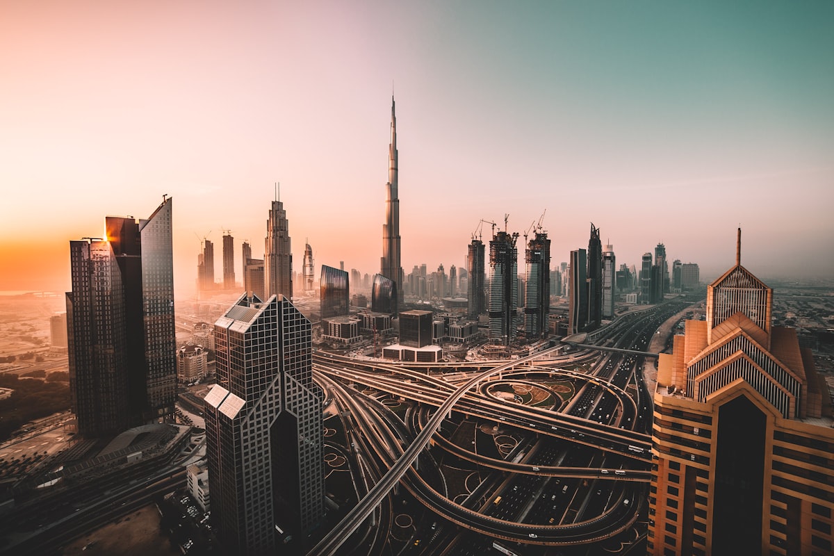 Burj Khalifa et skyline de Dubaï au lever du soleil