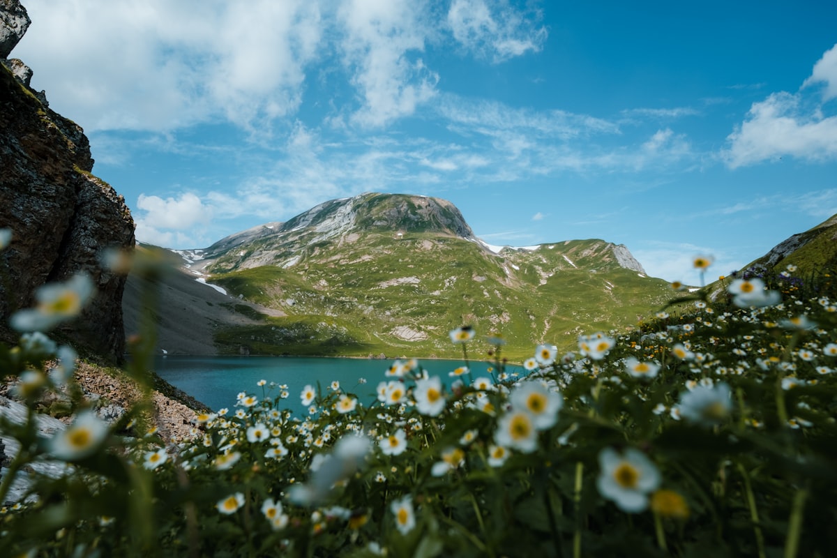 Lac alpin et montagnes en Suisse